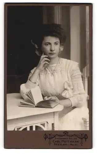 Fotografie Carl Heitmann, Friedland i. Meckl., Portrait junge Frau Elise Triphuth im weissen Kleid, 1910