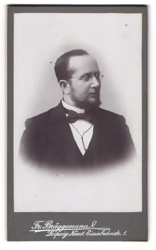 Fotografie Fr. Brüggemann, Leipzig, Portrait Herr Schultze im Anzug mit Bart, 1904