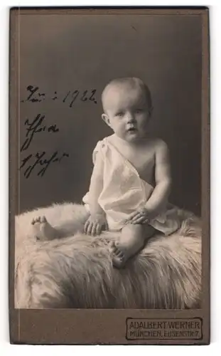 Fotografie Adalbert Werner, München, junges Mädchen Elisabeth Hedwig Döppel im Nachthemd auf einem Fell sitzend, 1922