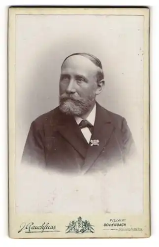 Fotografie J. Rauchfuss, Bodenbach a. E., Portrait Herr Kurtek im Anzug mit Abzeichen