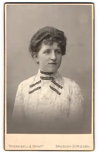 Fotografie Taggesell & Ranft, Dresden, junge Dame Dora Rüdinger im hellen Kleid, 1902