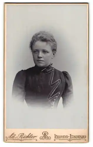 Fotografie Ad. Richter, Leipzig-Lindenau, junge Frau Marie im schicken Kleid, 1901