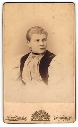 Fotografie Franz Gröschel, Rumburg, Portrait Frau Mariea Klemmer im hellen Kleid mit Samt