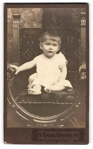 Fotografie H. Gross, Dresden-Neustadt, junges Kind O. Walter auf einem Polsterstuhl sitzend