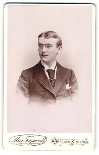 Fotografie Max Taggesell, Dresden-Striesen, junger Mann Johannes Kluge im Anzug mit Zwickerbrille, 1895