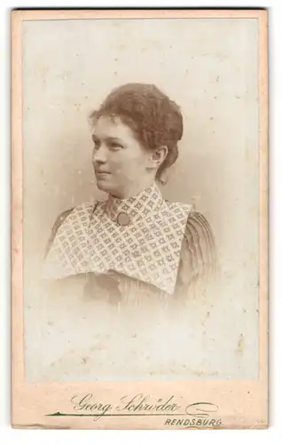 Fotografie Georg Schröder, Rendsburg, junge Frau C. Vlemenz aus Heitum auf Sylt im Kleid, 1903