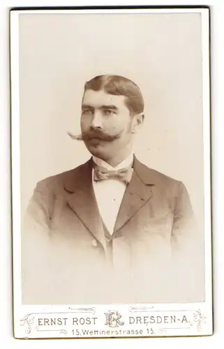 Fotografie Ernst Rost, Dresden, Portrait Herr Hermann Rascher im Anzug mit voluminösem Mustasch, 1900