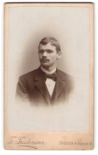 Fotografie Fr. Friedemann, Dresden, Portrait junger Mann Clemens im Anzug mit Fliege