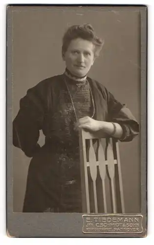 Fotografie E. Tiedemann, Hannover, Portrait Frau Schulze im dunklen Kleid mit Halskette