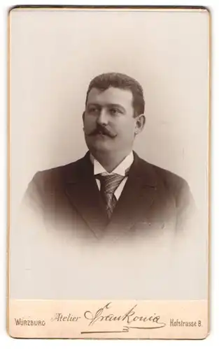 Fotografie Atelier Frankonia, Würzburg, Portrait Herr P. Bökelmann im Anzug mit Mustasch, 1898