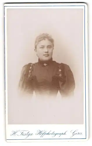Fotografie H. Festge, Gera, Portrait junge Frau Selma im hochgeschlossenen Kleid mit Brosche
