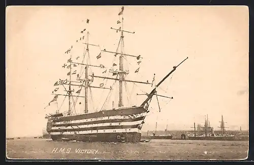 AK H. M. S. Victory mit Flaggen