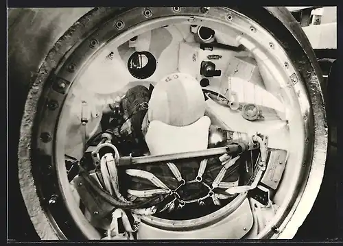AK Raumkapsel der Wostok, Einstiegs- und Katapultluke