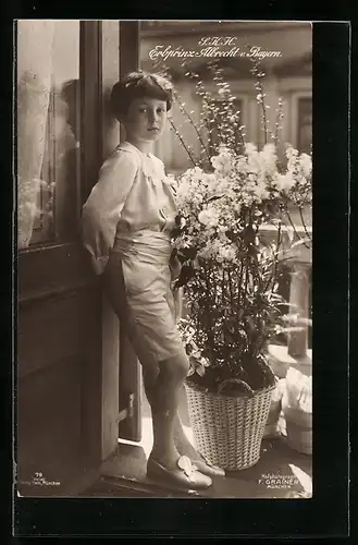 AK Prinz Albrecht am Fenster mit Blumen