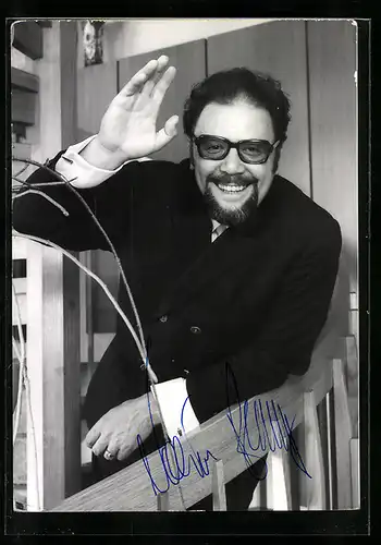 AK Opernsänger Walter Berry freundlich grüssend, mit original Autograph