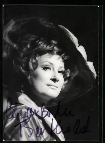 AK Opernsängerin Charlotte Berthold in einer ihrer Rollen, original Autograph