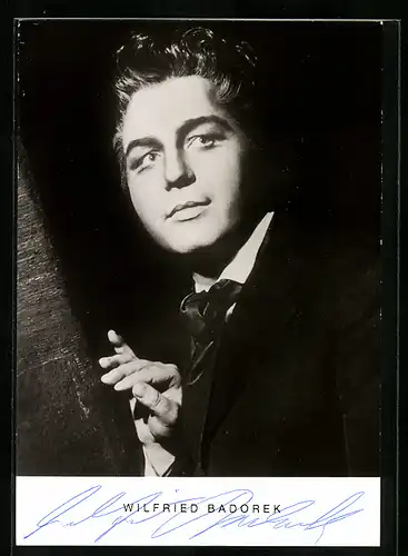 AK Opernsänger Wilfried Badorek im Anzug, original Autograph