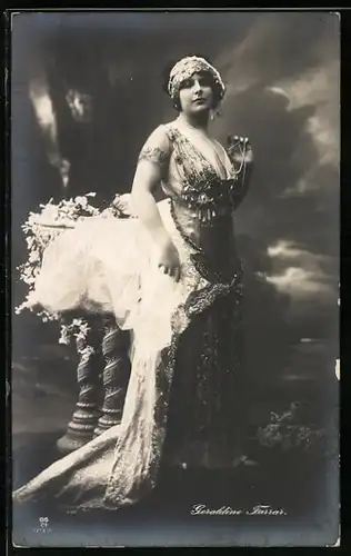AK Opernsängerin Geraldine Farrar im eleganten Bühnenkleid
