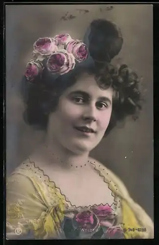 AK Opernsängerin Reta Walter im gelben Kleid mit Rosen im Haar