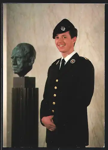 AK Kronprinz Frederik von Dänemark in Uniform neben einer Büste
