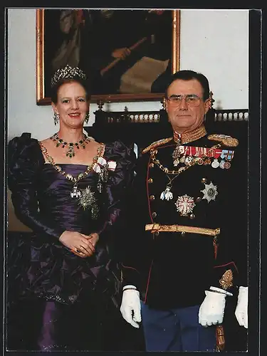 AK Ihre Majestät Königin Margrethe II und Seine Königliche Hoheit Prinz Henrik in Uniform