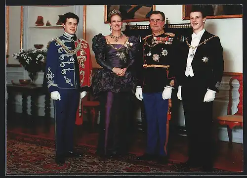 AK Die königliche Familie von Dänemark in Abendkleid und Uniformen