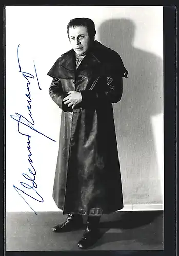 AK Opernsänger Waldemar Kmentt im Ledermantel, mit original Autograph
