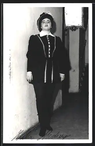 AK Opernsängerin Erika Mechera im schwarzen Kleid, mit original Autograph