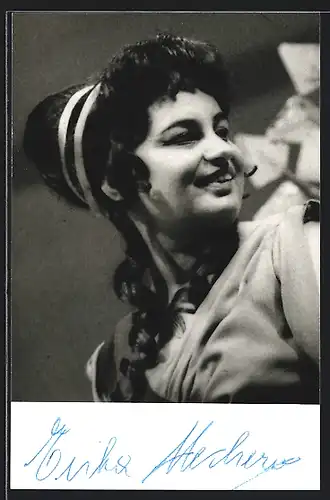 AK Opernsängerin Erika Mechera am Lächeln, mit original Autograph