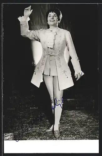 AK Opernsängerin Olivera Miljakovic im Anzug, mit original Autograph