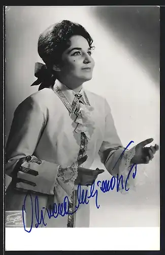AK Opernsängerin Olivera Miljakovic in Szene als Figaro, mit original Autograph