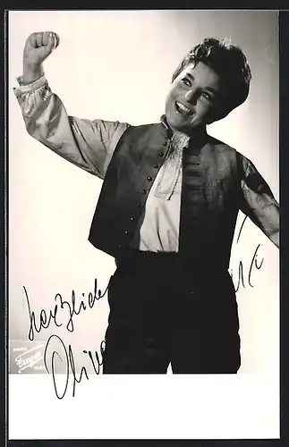 AK Opernsängerin Olivera Miljakovic hebt erfreut die Hand, mit original Autograph