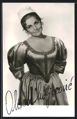 AK Opernsängerin Olivera Miljakovic im Kostüm mit Hut, mit original Autograph