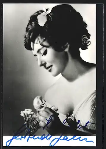 AK Opernsängerin Gertrude Jahn mit Blumenstrauss, mit original Autograph