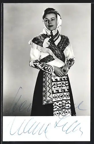 AK Opernsängerin Wilma Lipp mit Kopftuch, mit original Autograph