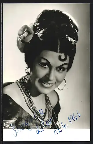 AK Opernsängerin Margarita Lilova mit Rosen im Haar, mit original Autograph