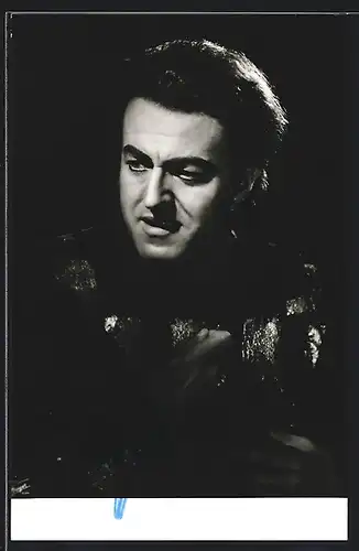 AK Opernsänger Tugonur Frauc im Kostüm, mit original Autograph