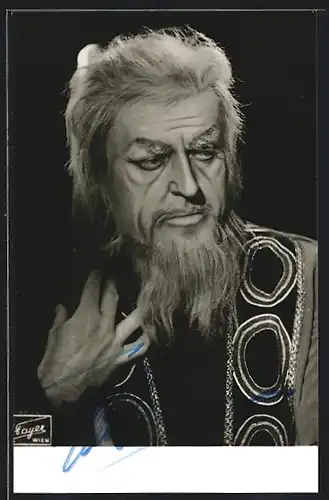 AK Opernsänger Tugonur Frauc im Kostüm mit Vollbart, mit original Autograph