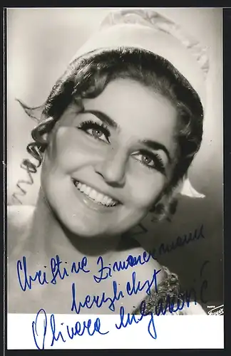 AK Opernsängerin Olivera Miljakovic mit erfreutem Lächeln, mit original Autograph