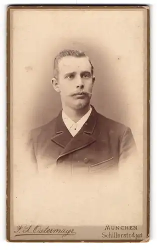 Fotografie F. X. Ostermayr, München, Portrait charmanter junger Mann mit Schnäuzer