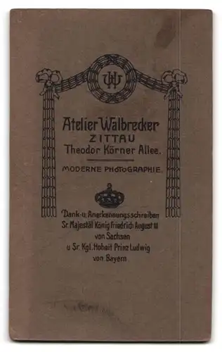 Fotografie Atelier Walbrecker, Zittau, Portrait hübscher Bube mit Gebetsbuch im Anzug