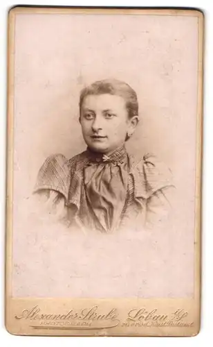 Fotografie Alexander Strube, Löbau i. S., Portrait blondes Fräulein mit Brosche am Kragen