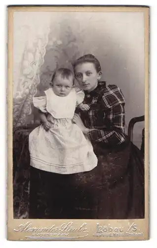 Fotografie Alexander Strube, Löbau i. S., Portrait stolze junger Mutter mit niedlicher Tochter