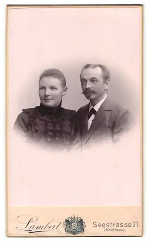 Fotografie Lambert, Dresden, Portrait bürgerliches Paar in modischer Kleidung