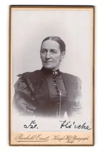 Fotografie Reinhold Ernst, Görlitz, Portrait bürgerliche Dame im eleganten Kleid mit Kragenbrosche