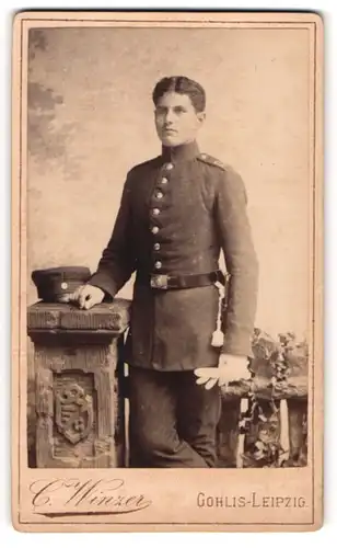 Fotografie C. Winzer, Leipzig-Gohlis, Portrait Soldat in Uniform mit Handschuhen