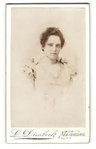 Fotografie Ludwig Dimbeck, Mainburg, Portrait junge Dame im eleganten Kleid mit Schleifen