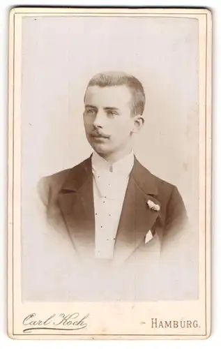 Fotografie Carl Koch, Hamburg, Portrait junger Mann im Anzug mit Krawatte und Schnurrbart