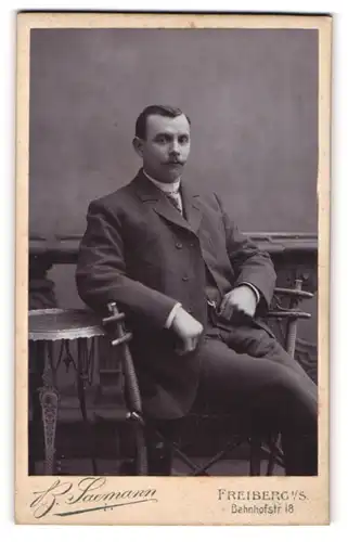 Fotografie B. Saemann, Freiberg i / S., Portrait bürgerlicher Herr im Anzug mit Krawatte