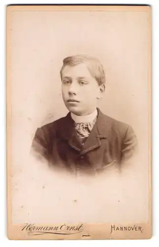 Fotografie Herm. Ernst, Hannover, Portrait junger Mann im Anzug mit Krawatte